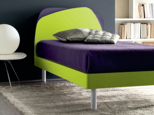 Letto singolo con testata Krono doppia in 2 colori, rete a doghe e piedini. In foto combinazione di colori Verde Cedro e Melanzana