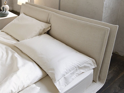 Panoramica del letto imbottito con cuscini in memory foam in tessuto Manhattan 400 Noctis Kenny