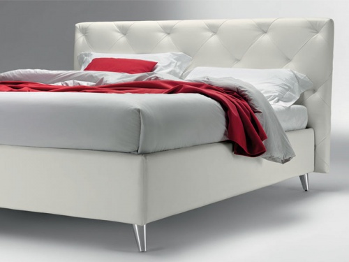 Letto matrimoniale con testata capitonnè, rete a doghe e box contenitore Noctis Guru in ecopelle Mover opticwhite con piedino obliquo alluminio