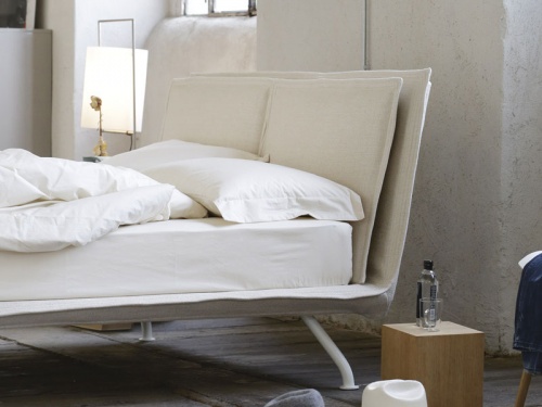 Letto Kenny di Noctis imbottito in tessuto Manhattan 400 con la testata formata da due innovativi cuscini in memory foam