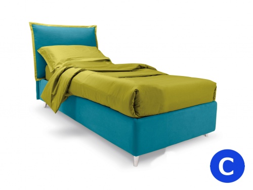 Letto singolo imbottito modello Noctis So Pop in versione bicolor, con rete a doghe e cuscino regolabile. In foto colore principale Smile 9329 con bordino Smile 9053. Piedino obliquo grigio