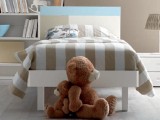 Letto Discover singolo con rete a doghe e testata divisa in 3 colori dalle forme regolari per un design sempre alla moda