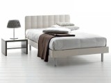 Letto singolo Doimo CityLine Tender con rete a doghe e testata con effetto capitonnè ricreato in legno, per un design elegante e raffinato