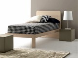 Letto singolo con rete a doghe Giotto Doimo CityLine, disponibile in versione giroletto base o attrezzato con seconda rete estraibile, cassetti su ruote o contenitore