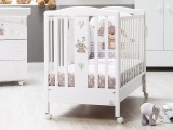 Lettino per neonato 0-3 anni Italbaby Kuku bianco con decorazioni, compensivo di rete a doghe, ruote piroettanti e cassetto