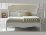 Letto matrimoniale in legno massello Scandola modello Rondine, compreso di rete a doghe. Design classico per un letto moderno.