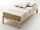 Letto Sommier singolo con rete a doghe. Giroletto dalla linea semplice e pulita, senza testata con 4 gambe in legno o in alluminio